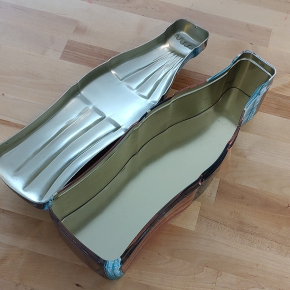 Vintage Coca Cola Tin Bottle Decor with Santa Circa 1998 - Picture 6 of 8